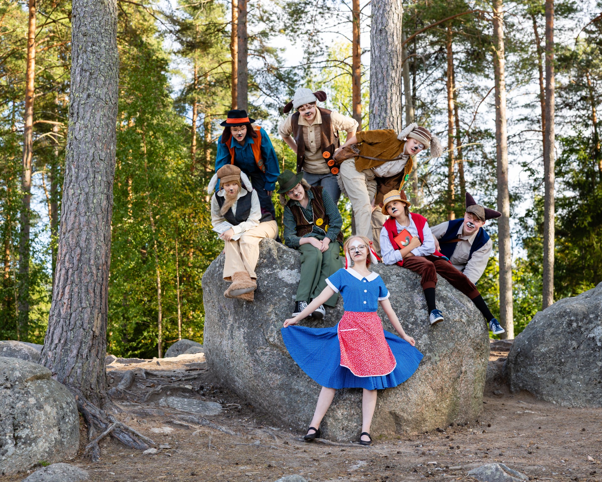 Kivellä on Seitsemän koiraveljestä ja kiven edessä Venla